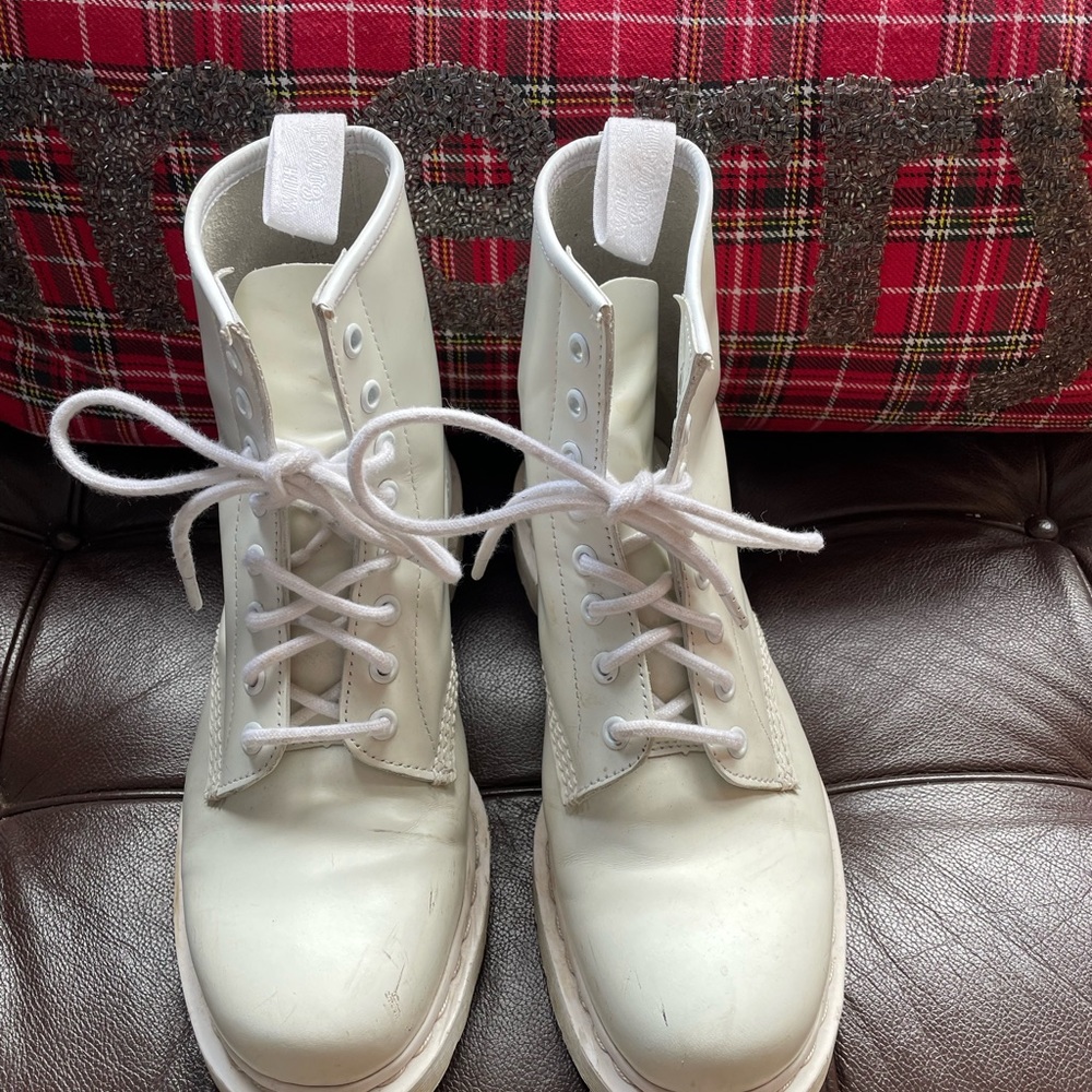 Dr. Martins  white combat boots.l